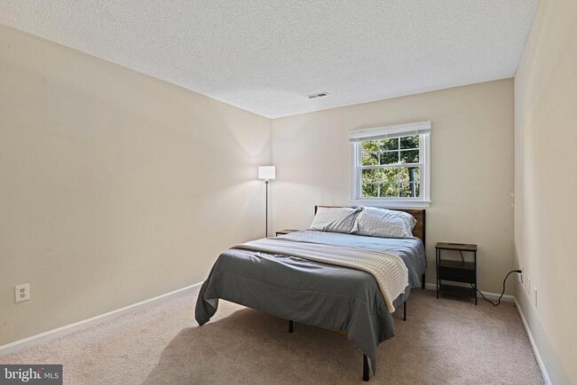 Building Photo - 2918 Glenvale Dr