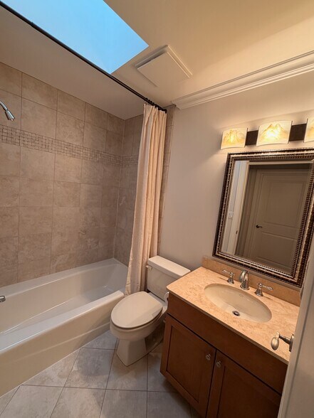 Building Photo - 122 S Evergreen Ave