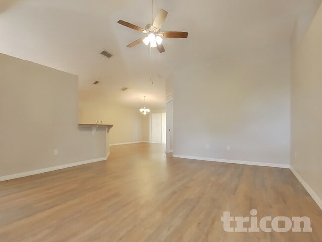 Building Photo - 864 Vanderbilt Dr