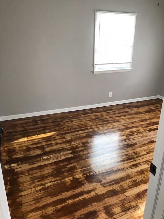 Building Photo - ***Coming available in April - showings start April 6th***