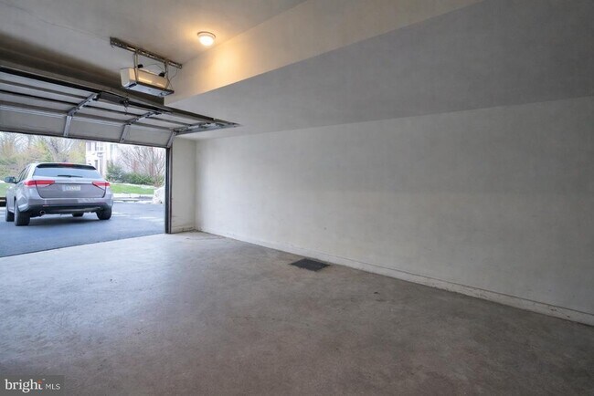 Building Photo - 347 Glenn Rose Cir