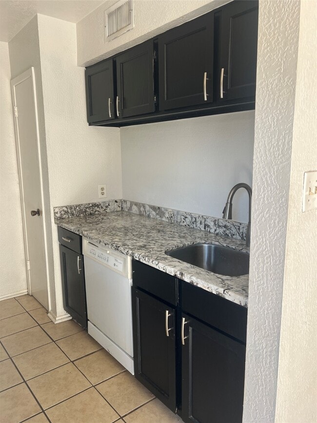 Building Photo - 6111 Beverly Hill St