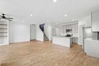 Building Photo - 207 William Ln