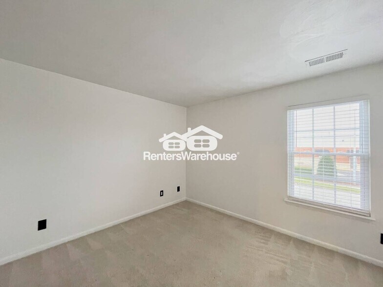 Building Photo - 1843 Chantilly Ct