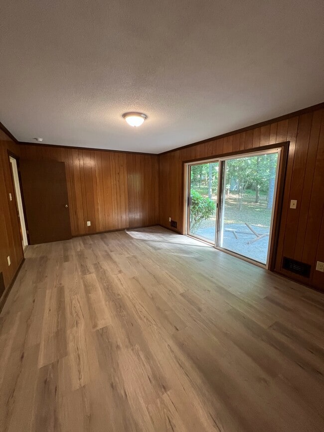 Building Photo - 150 Chinquapin Way