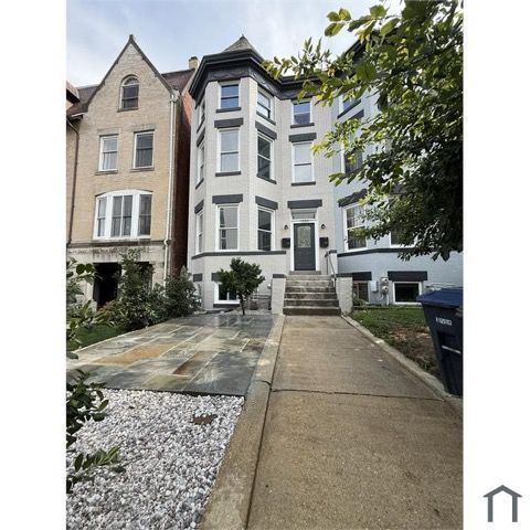 Building Photo - 1354 Girard St NW