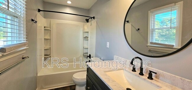 Building Photo - 2536 Roundtree Cir