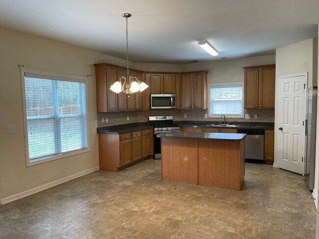 Building Photo - Large Home on Cul-de-sac