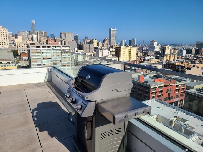 Building Photo - 1545 Pine St