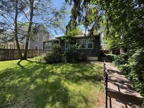 Building Photo - Charming One Floor Living Downtown!