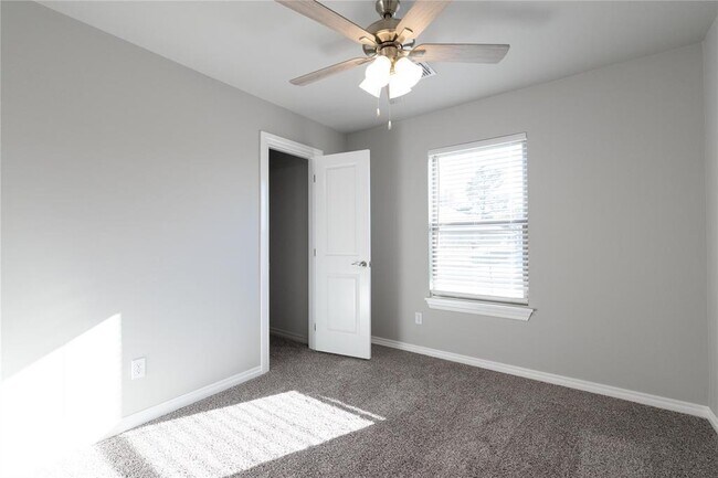 Building Photo - 1013 SE 30th St