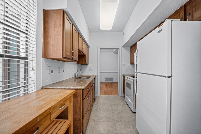 Building Photo - 2700 Revere St
