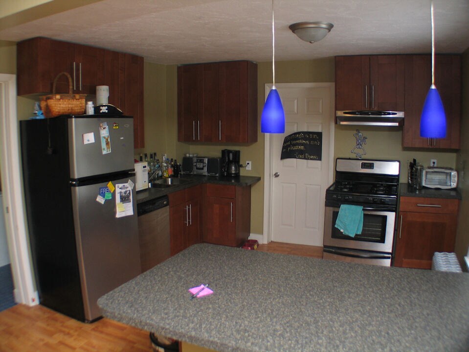 Building Photo - 737 Village St