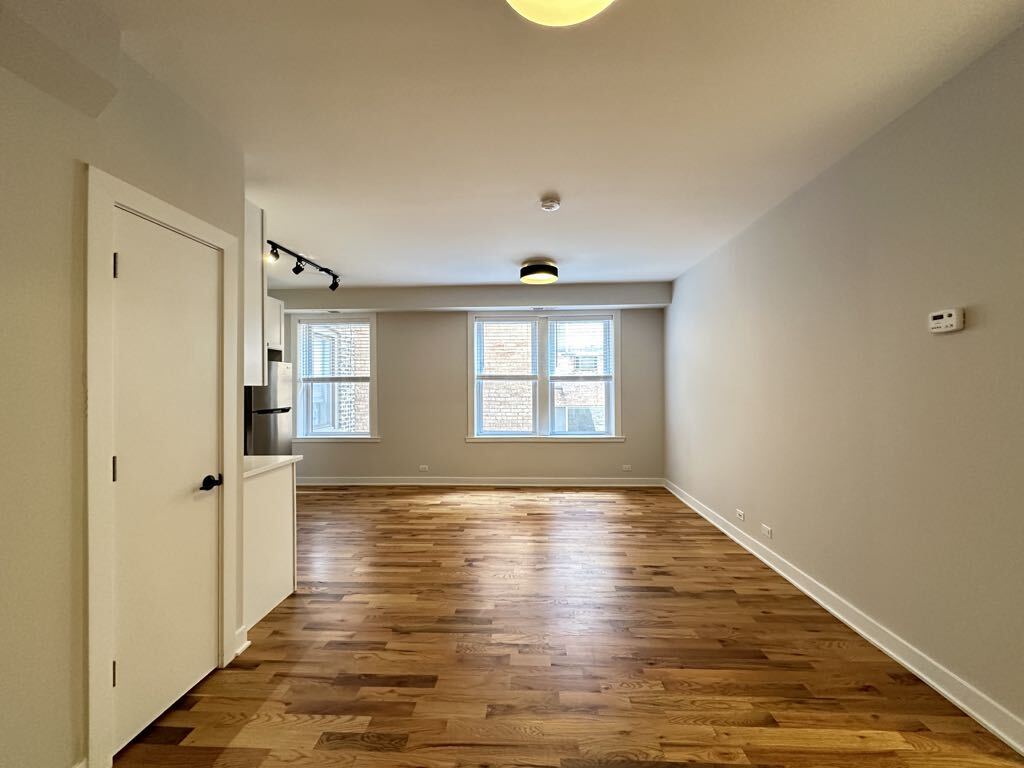 Building Photo - 659 W Wrightwood Ave
