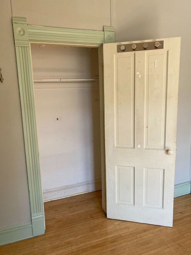 Building Photo - In the Heart of Dinkytown - Amazing 6 bedroom Victorian Rental Home,  Fall 2026!