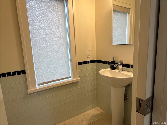 Building Photo - 42 N Menantic Rd