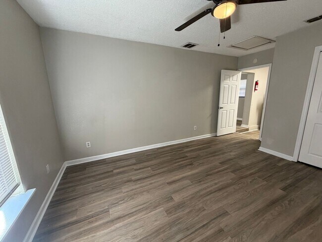 Building Photo - Updated 3BR/2BA Near Parks, Golf, Shopping, and the St. Marks Trail