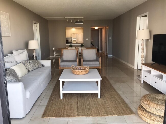 Building Photo - 3731 N Country Club Dr