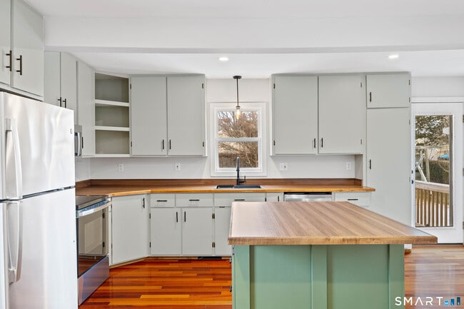 Building Photo - 3 Sunnieside Dr