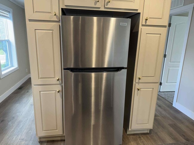 Building Photo - 48571 Lakeview Cir