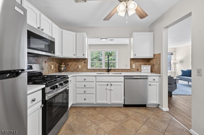 Building Photo - 11 Evergreen Dr