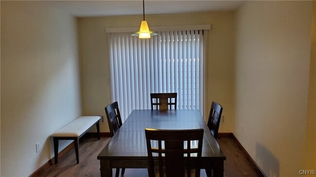 Building Photo - 461 Summerhaven Dr N