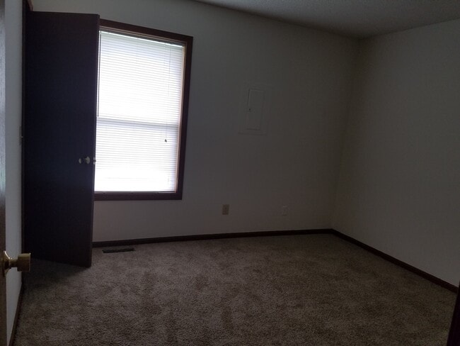 Building Photo - Great 3 Bed 2 Bath 2 Car Garage Flat Duplex- Pets ok!