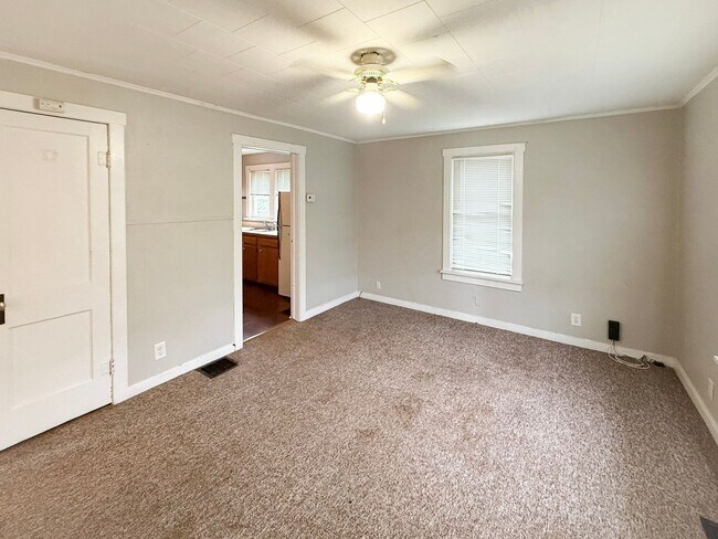 Building Photo - 2 Bed 1 Bath Single Family Home