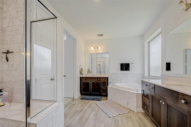 Building Photo - 12902 Sierra National Dr