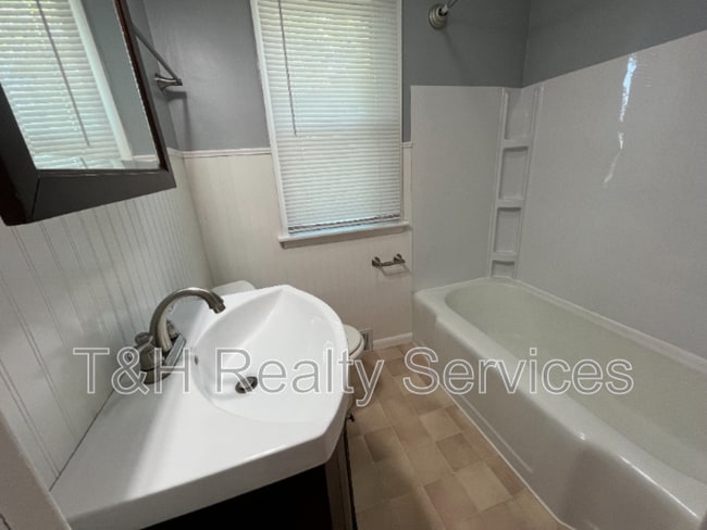 Building Photo - 8918 Birch St