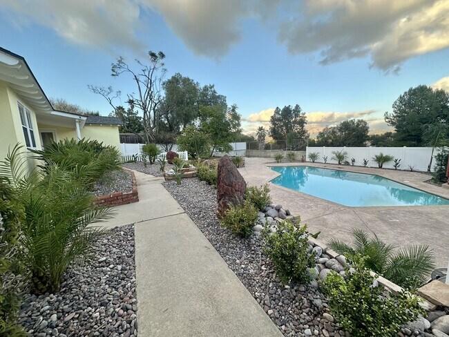 Building Photo - 9071 Paradise Park Dr