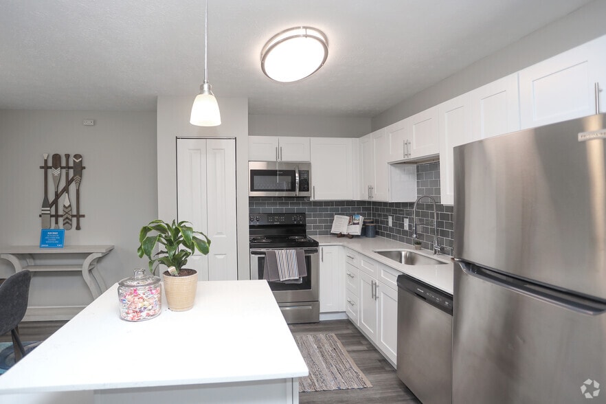 2BR, 2BA - 975SF - Meridian Court South