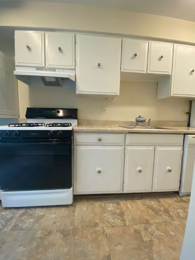 Building Photo - 2 Bedroom 1.5 Bathroom Apartment Unit Loca...