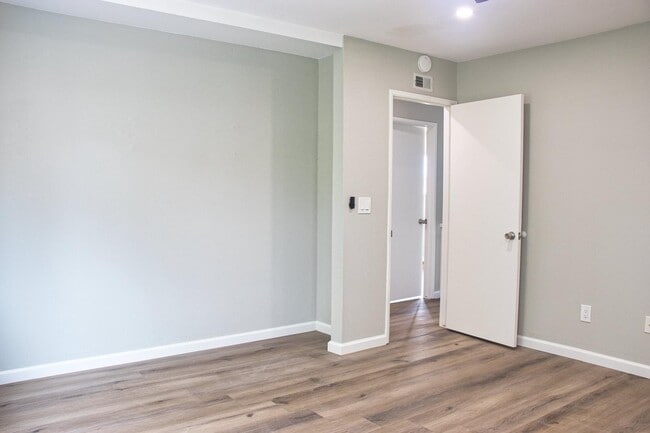 Building Photo - 600 Sheffield Ct