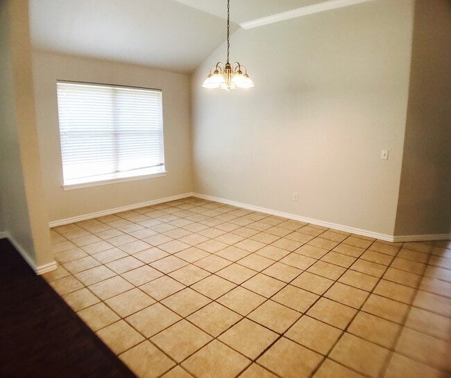 Building Photo - Large 4BD 3BA home located in a great Norm...