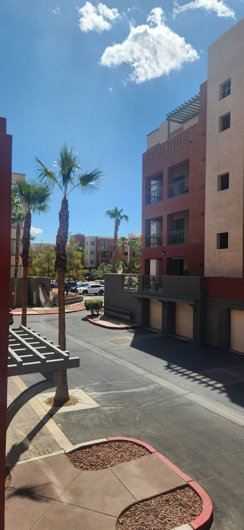 Building Photo - 2 Bedroom recently painted 2nd Floor Condo in Guard Gated Park Avenue!