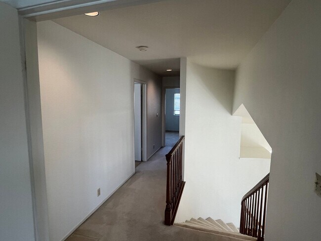 Building Photo - 4 Bedroom Home with 3- Car Garage in Hercules