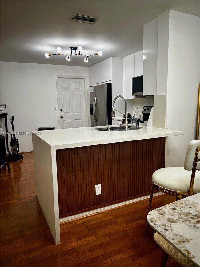 Building Photo - 1111 Sorrento Dr