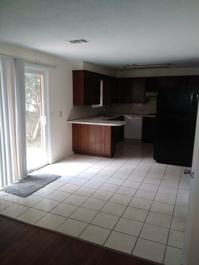 Building Photo - 2 Bed, 1.5 Bath, 2 Car Garage