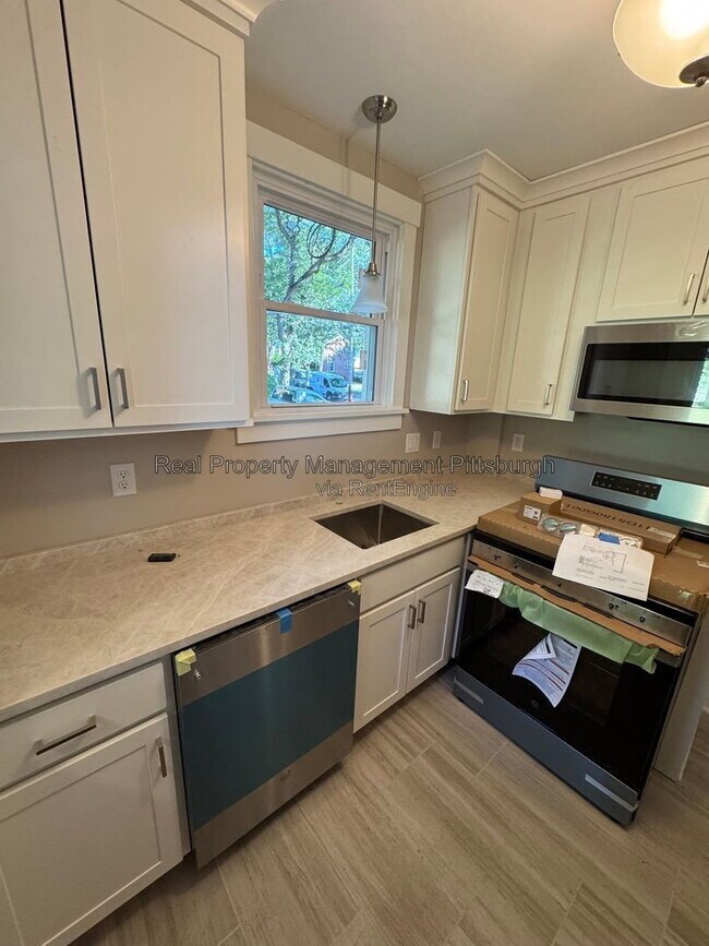 Building Photo - 107 N Meadowcroft Ave