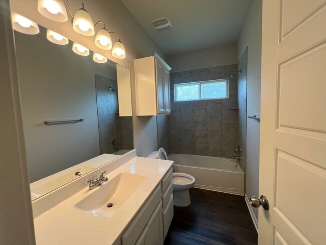Building Photo - Beautiful 3/2 home in Oak Creek Estates,  ...