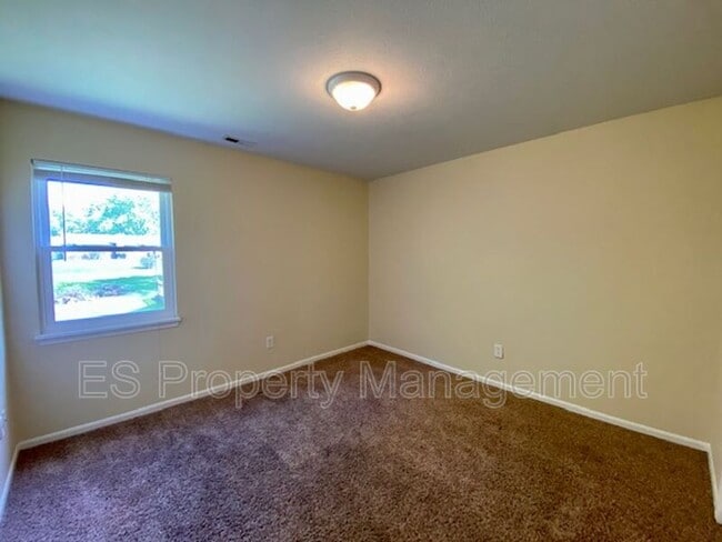 Building Photo - 6879 Oak Lake Dr