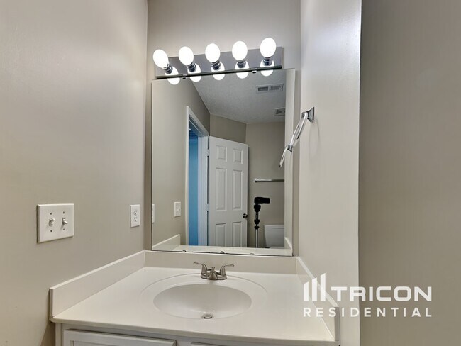 Building Photo - 10435 Wilson Glen Dr