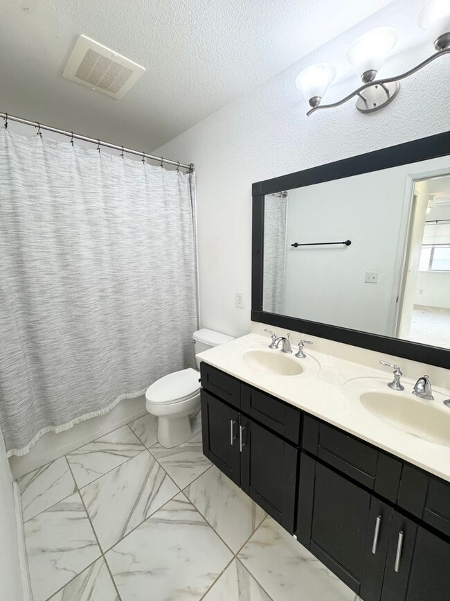 Building Photo - Rarely available 3/2.5 townhome in Kapolei!