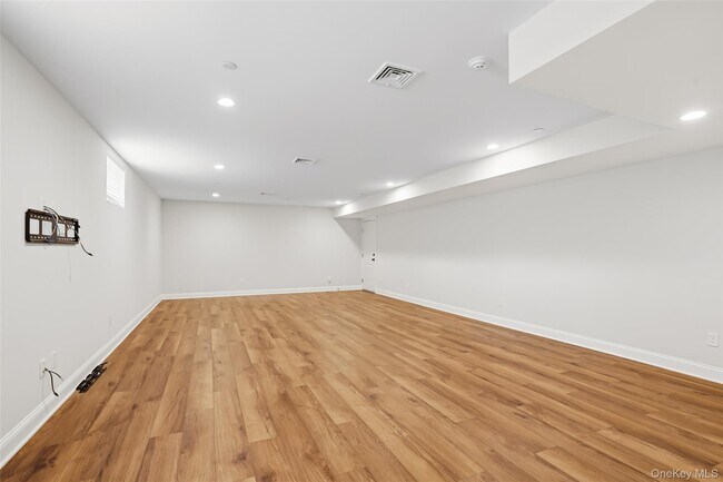 Building Photo - 124 Maple Ave