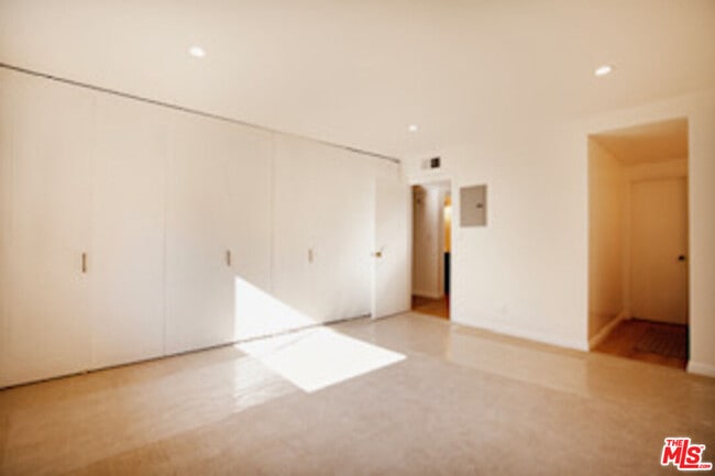 Building Photo - 6752 Hillpark Dr
