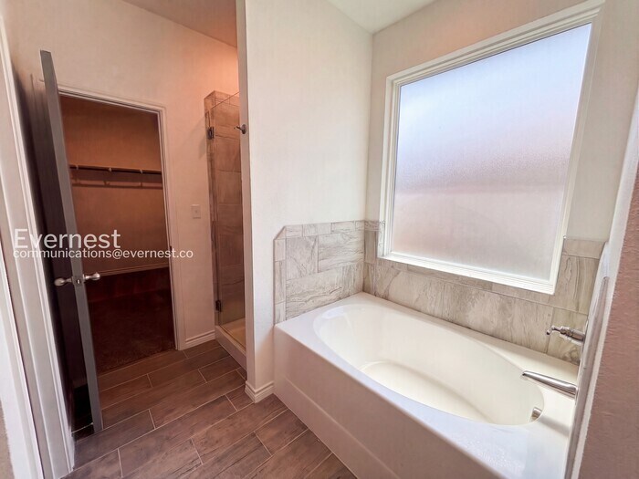 Building Photo - 2211 Hornbeam St