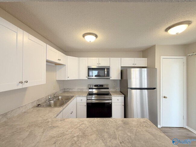 Building Photo - 2700 Lantern Walk SE