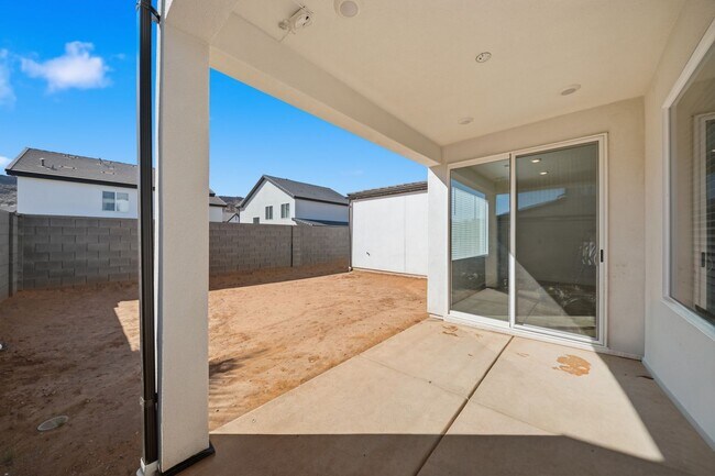 Building Photo - Extra Space, Extra Comfort! 5 Bedroom Home With Bonus Den in Long Valley!