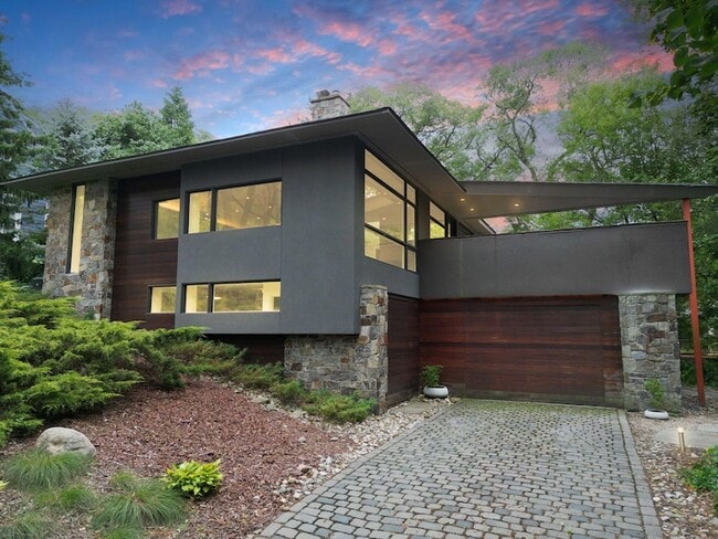 Primary Photo - 55 Aspen Rd